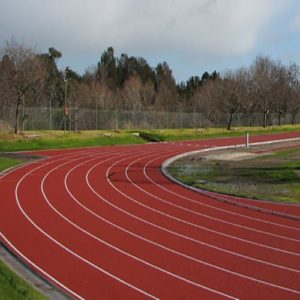 pista atletica con granuli rossi