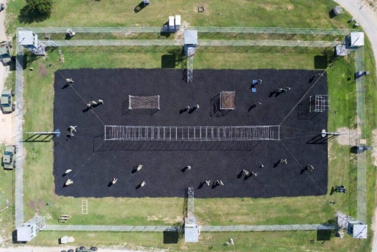 Terrain d'entraînement extérieur de parachutistes avec surface en granulés Parafloor
